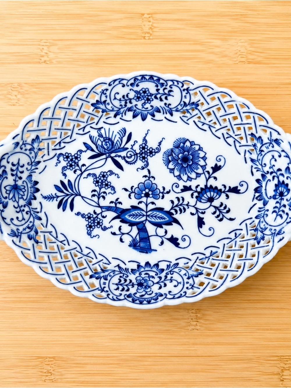 Original Zwiebelmuster Blue Onion Pierced Porcelain Plate Made in Czechoslovakia